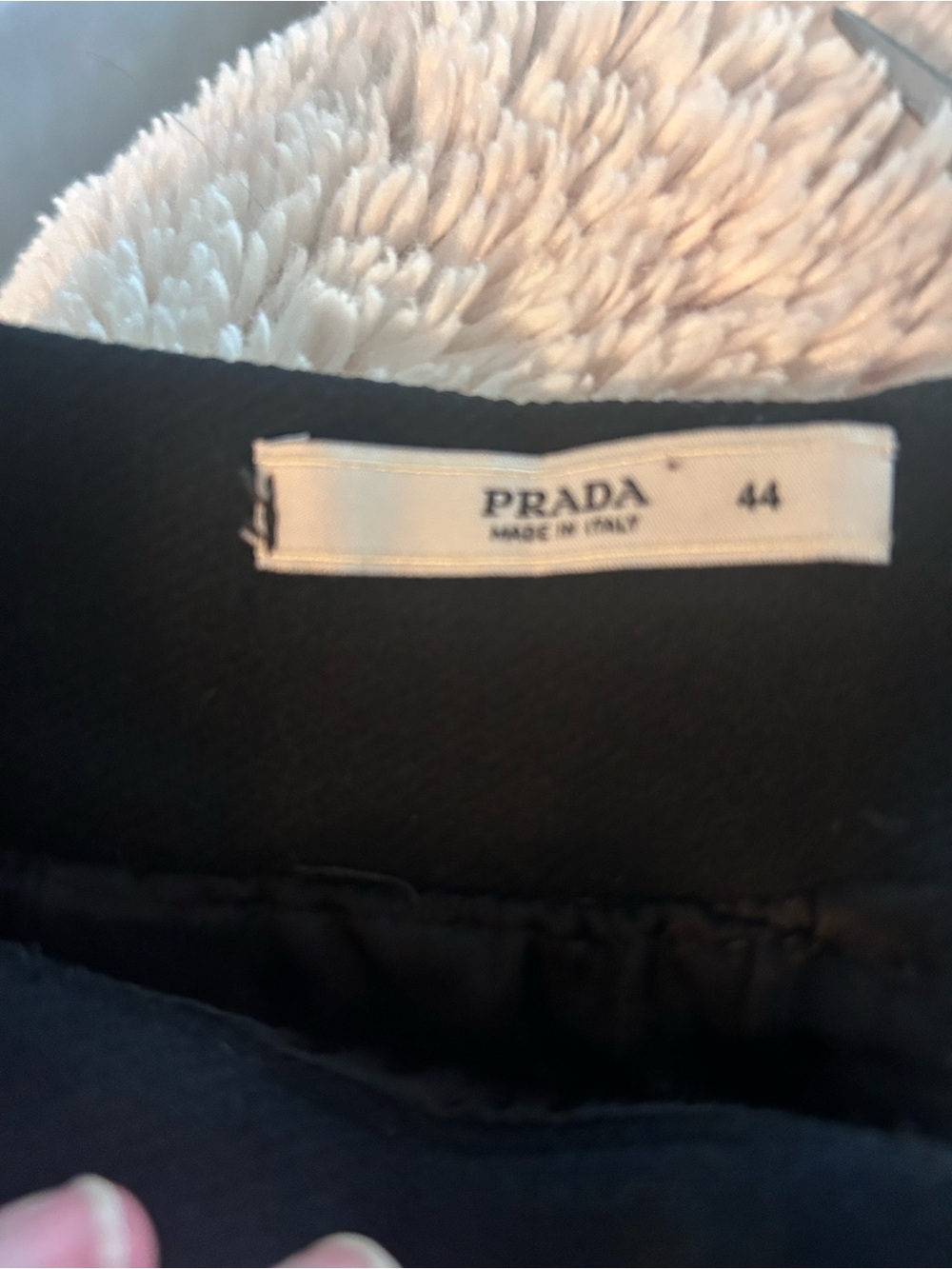 Prada Black Crepe Fully Lined Pencil Skirt w/7.5” Back Slit. Size 44. US Size 8 - Picture 7 of 8